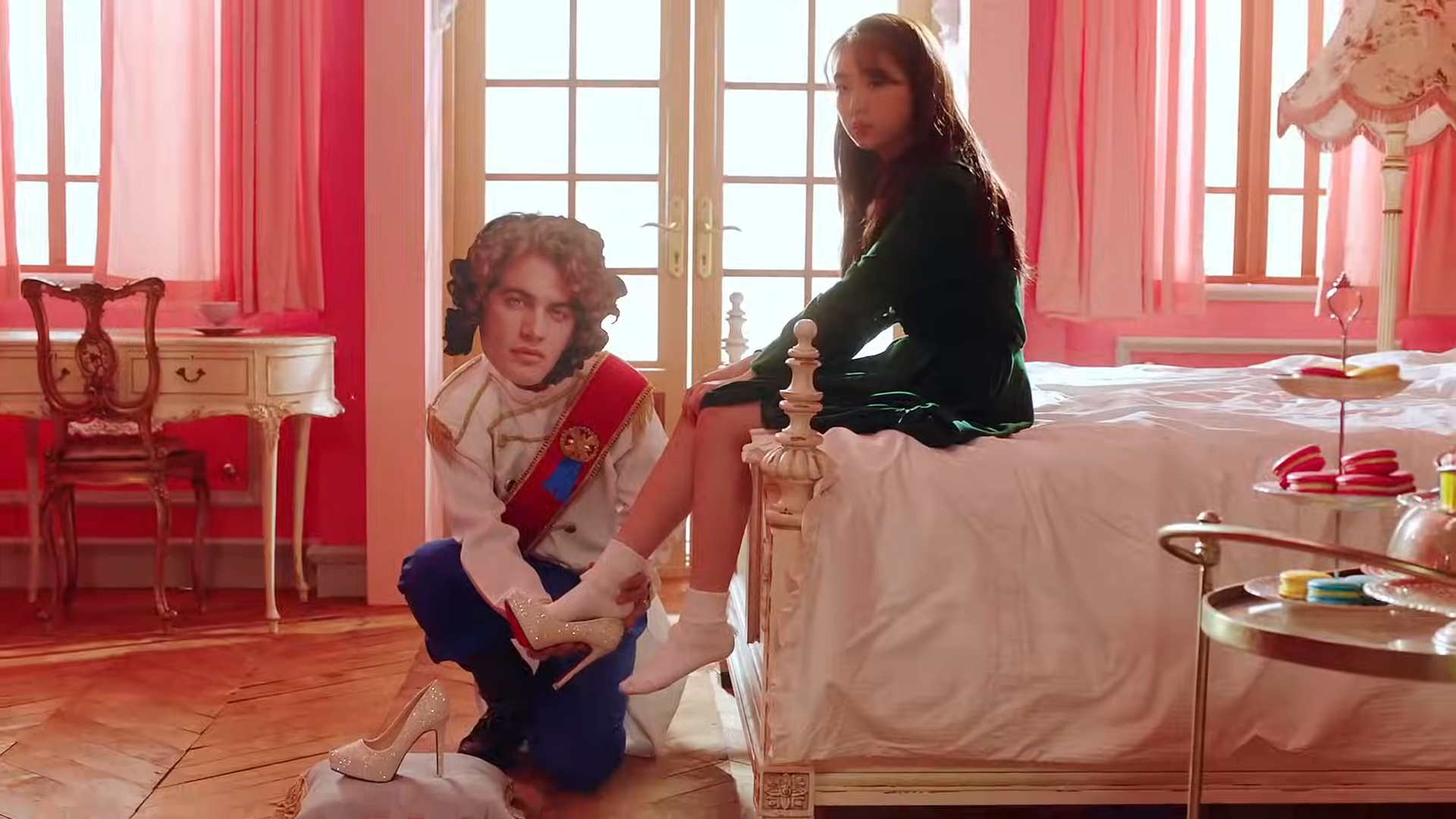 Yeojin and the prince looking confused.